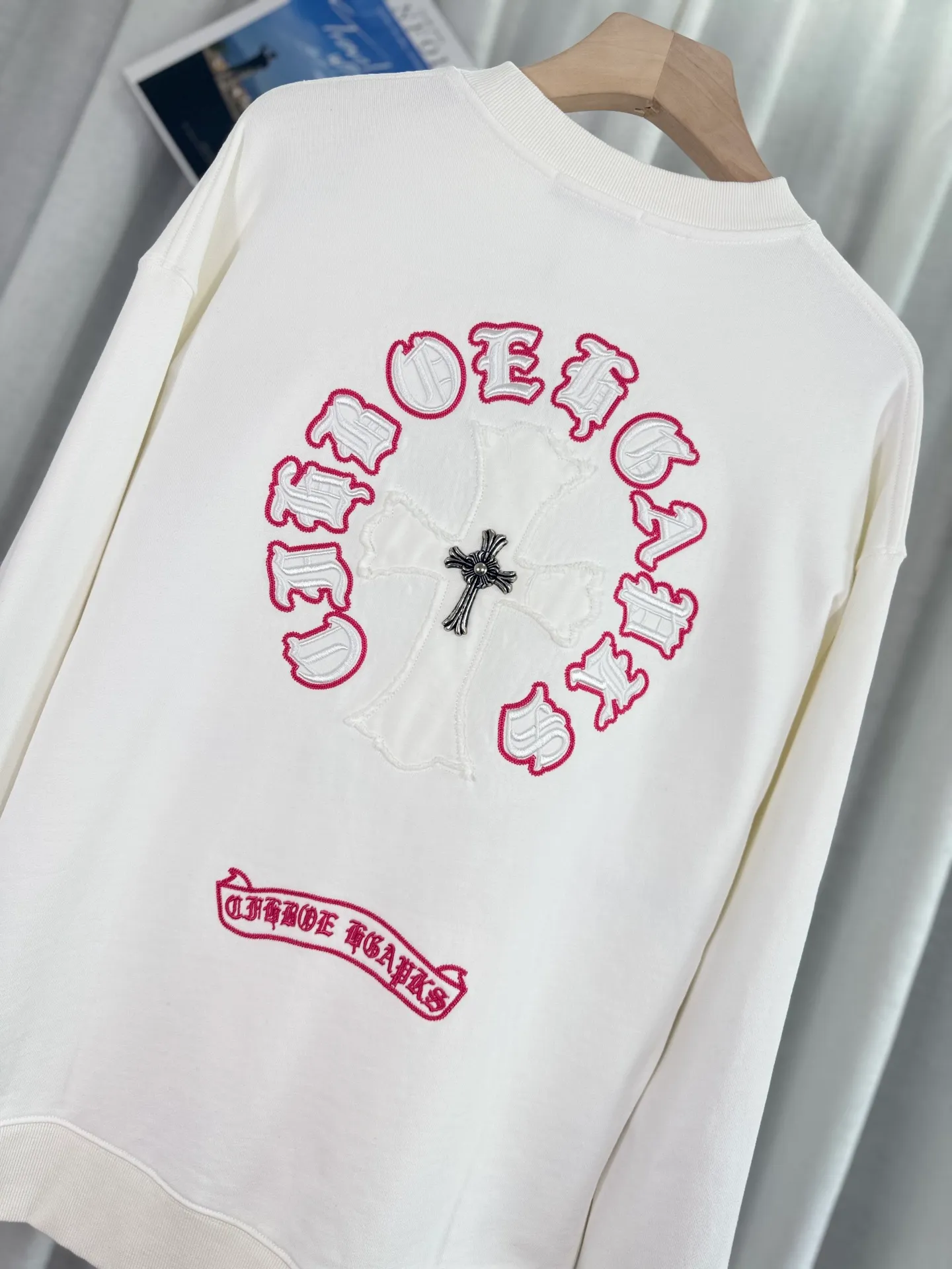 P260 top version, real shot without P, ​​different from market currency) 𝗖𝗵𝗿𝗼𝗺𝗲 𝗛𝗲𝗮𝗿𝘁𝘀/Cro Heart 2025 patch embroidery autumn and winter new original single counter American laser burnt 3D three-dimensional color embroidery couple casual sweatshirt 👑The highest version! Customized fabric 400g tripe terry fabric! American acid-washed and distressed original fabric laser burnt ✟appliqué embroidery and exquisite embroidery of letters! The best-selling model in the counter, very comfortable to wear. Accessories: original molded and authenticated collar label➕100% silk wash label. Genuine purchase-grade original hangtag���matching hanging rope➕3D hanging beads➕original packaging bag. Craftsmanship: The original version has consistent wiring! The highest version of the armhole matching technique! Color: White Black Size: S M L XL Style Number: 25-312